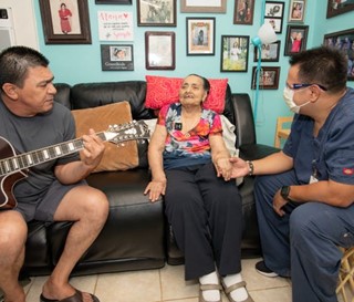 Esperaza and Johnny Borboa sing for nurse Giancarlo Fratiglioni