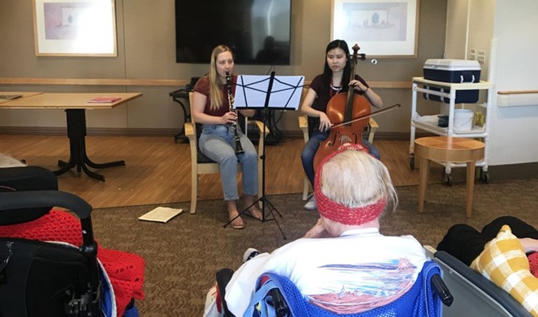 Megan Taylor and Sabrina Leung play clarinet and cello together for patients at HOV
