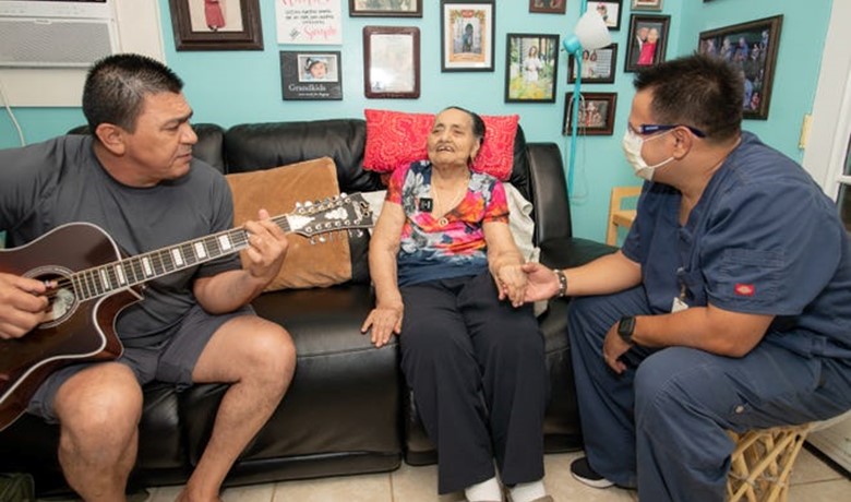A Esperanza Borboa y a su hijo Johnny les gusta cantarle canciones en español al enfermero Giancarlo Fratiglioni