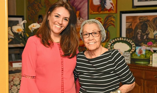 Marcela Vazquez-Bowler (izquierda) con Mary Lou Salazar